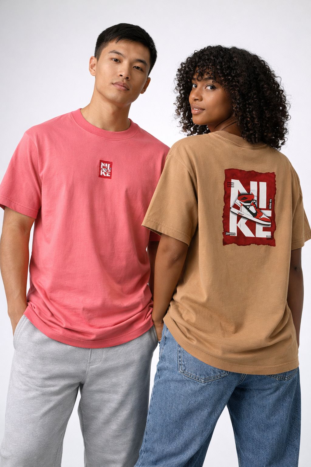Camiseta Coral e Camel Nike com estampa de sneaker